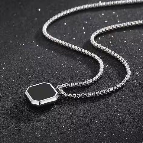 Colar Masculino Eclipse™ – Pingente Geométrico em Aço Inoxidável